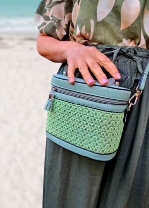 Listonoszka z plecionym motywem CM569